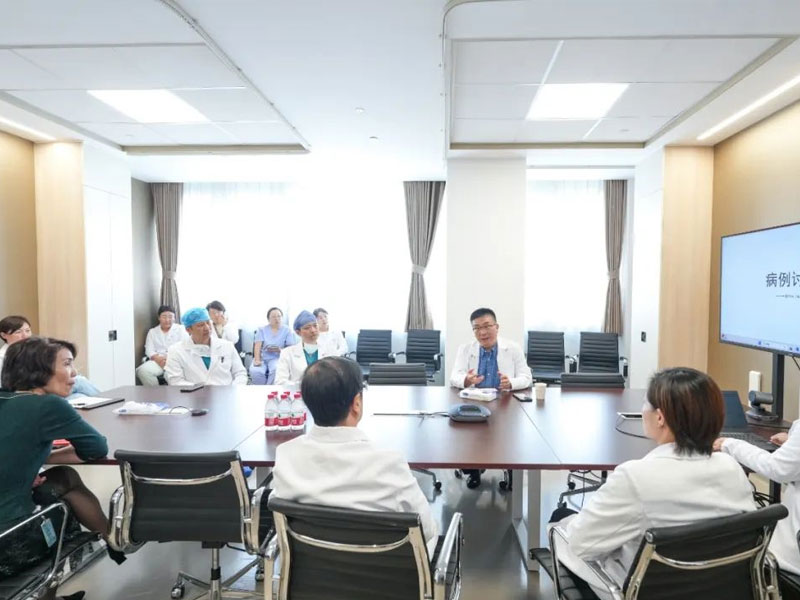 骨科刘万军教授和上海百汇医院的医护人员.jpg