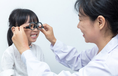上海眼科医院专家：儿童近视可以预防或治疗吗？